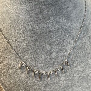 PRICE FIRM Elegant Silver Necklace with Crystal Accents